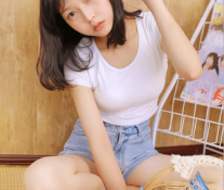 [美女] 高颜值美女衬衣牛仔短裤水灵激萌写真图